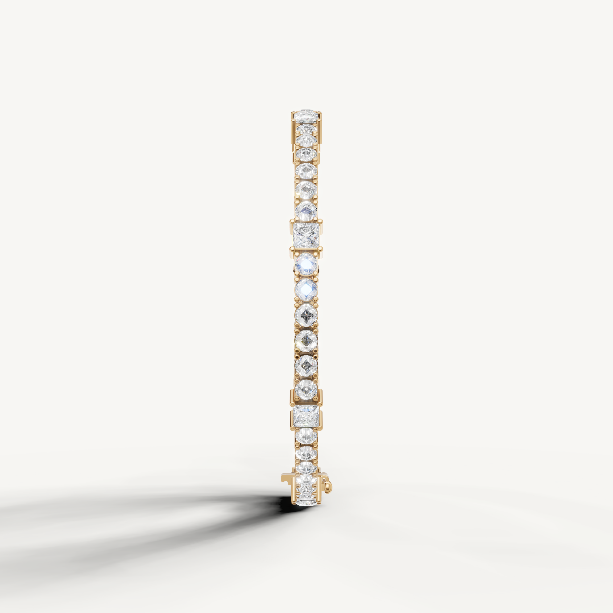 Elegant yellow gold bracelet with round and princess cut diamonds