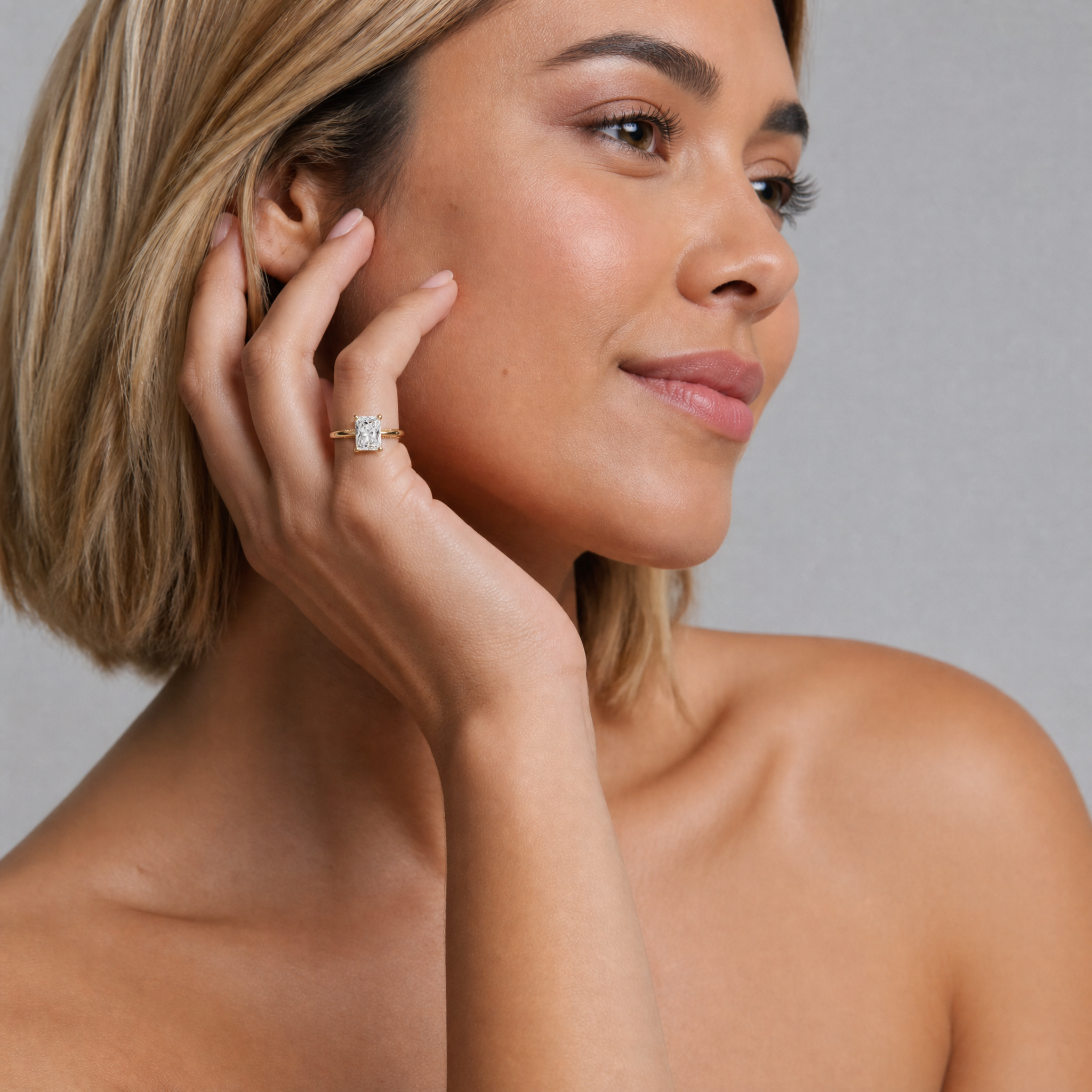High-jewelry model Lucia de Luca showcasing a Raul Diamonds radiant cut engagement ring, highlighting the rectangular brilliant facets and luxury gold setting